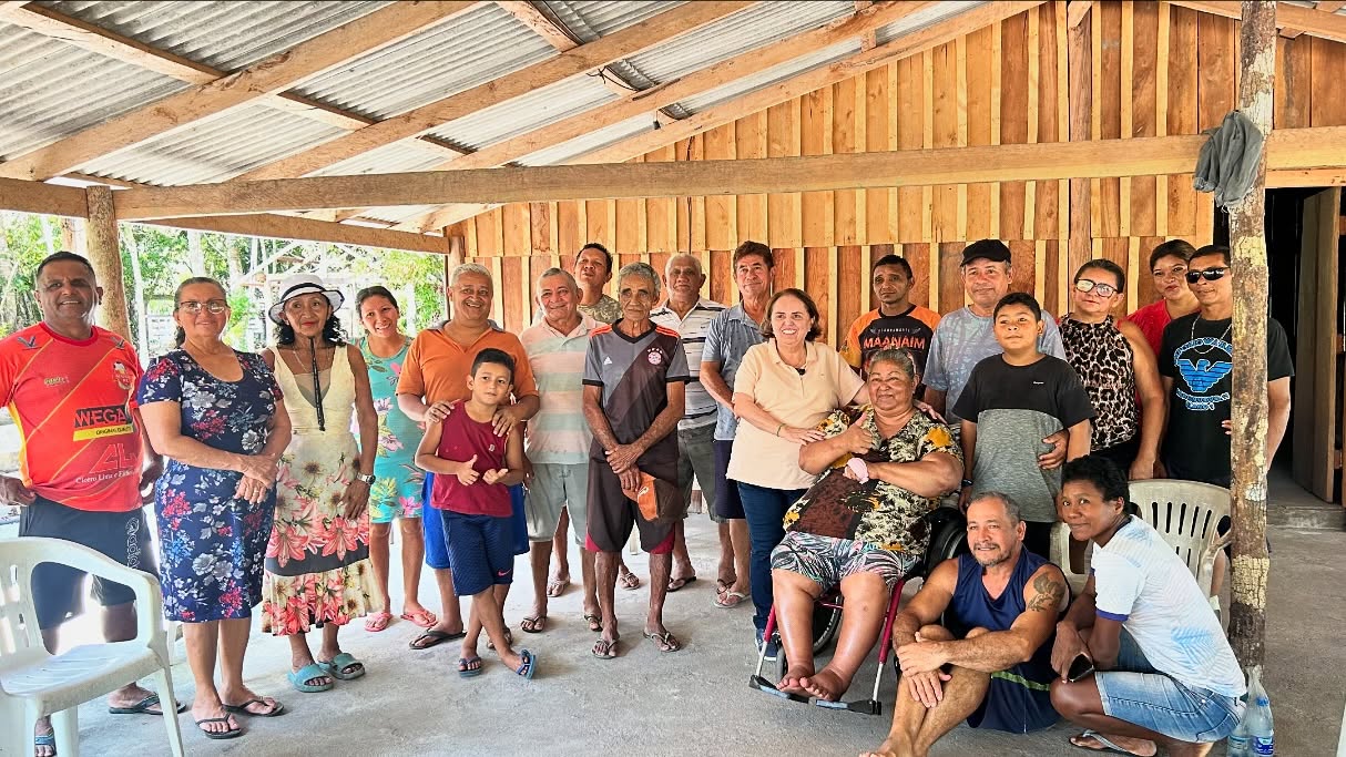 Therezinha Ruiz reunida com moradores de uma comunidade do interior do Amazonas