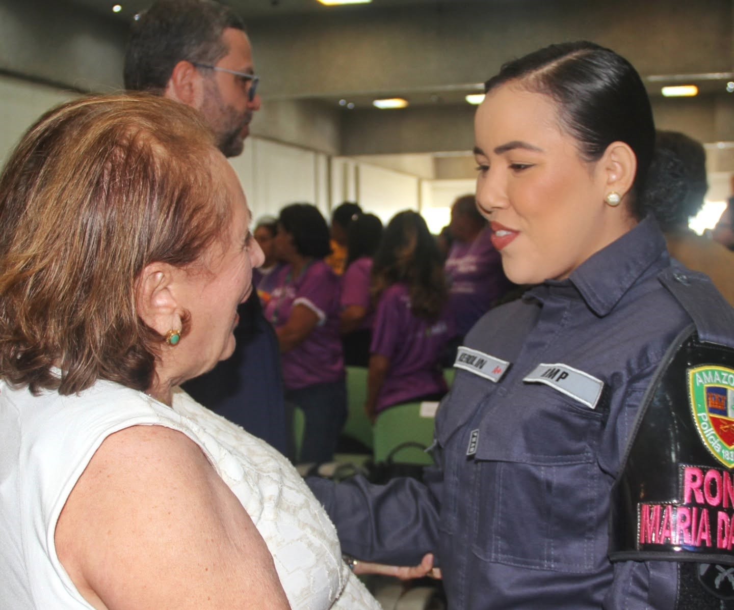 Therezinha Ruiz com policial da Ronda Maria da Penha