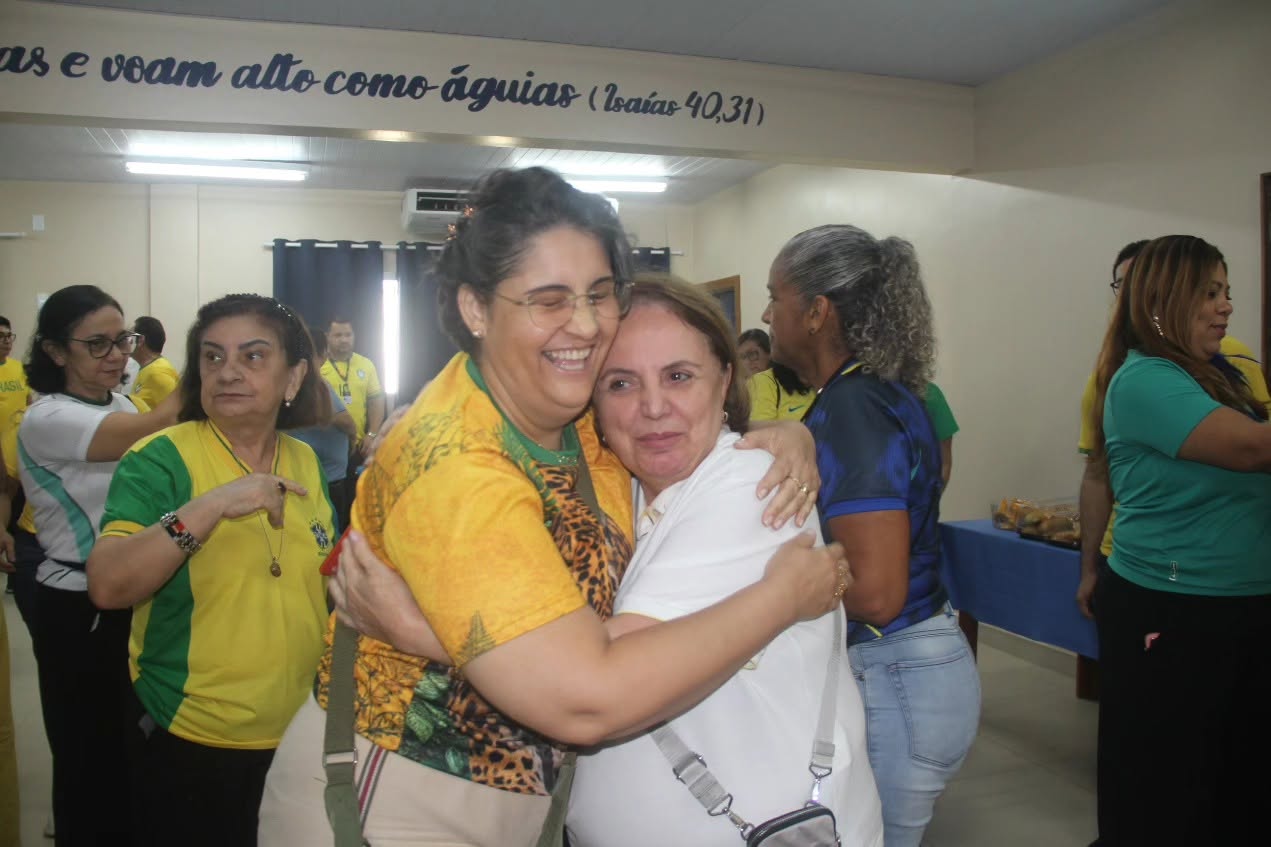 Therezinha Ruiz abraçada com apoiadora em evento
